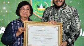 Wali Kota Padang Panjang Fadly Amran menerima penghargaan Nirwasita Tantra 2022 dari Menteri LHK Siti Nurbaya Bakar. (Diskominfo Padang Panjang)