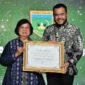 Wali Kota Padang Panjang Fadly Amran menerima penghargaan Nirwasita Tantra 2022 dari Menteri LHK Siti Nurbaya Bakar. (Diskominfo Padang Panjang)