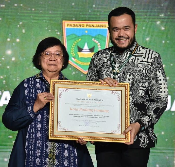 Wali Kota Padang Panjang Fadly Amran menerima penghargaan Nirwasita Tantra 2022 dari Menteri LHK Siti Nurbaya Bakar. (Diskominfo Padang Panjang)