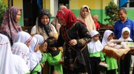 Bunda PAUD Pariaman Ny. Lucyanel Genius saat mengunjungi SDN 21 Jalan Kereta API Kecamatan Pariaman Tengah. (Diskominfo Pariaman)