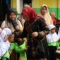 Bunda PAUD Pariaman Ny. Lucyanel Genius saat mengunjungi SDN 21 Jalan Kereta API Kecamatan Pariaman Tengah. (Diskominfo Pariaman)