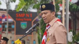 Ketua Kwarcab 12 Gerakan Pramuka Padang Panjang, Sonny Budaya Putra menyampaikan amanat saat upacara peringatan Hari Pramuka ke-62 di SMP 1 Padang Panjang, Senin (14/8/2023). (Diskominfo Padang Panjang)