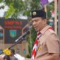 Ketua Kwarcab 12 Gerakan Pramuka Padang Panjang, Sonny Budaya Putra menyampaikan amanat saat upacara peringatan Hari Pramuka ke-62 di SMP 1 Padang Panjang, Senin (14/8/2023). (Diskominfo Padang Panjang)