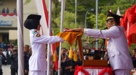Wali Kota Padang Hendri Septa menyerahkan bendera merah putih untuk dikibarkan saat Upacara Peringatan HUT ke-78 Kemerdekaan RI di Galanggang Kota Padang, Kompleks Perkantoran Balaikota Aiepacah, Kamis (17/8/2023). (Prokopim Padang)