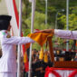 Wali Kota Padang Hendri Septa menyerahkan bendera merah putih untuk dikibarkan saat Upacara Peringatan HUT ke-78 Kemerdekaan RI di Galanggang Kota Padang, Kompleks Perkantoran Balaikota Aiepacah, Kamis (17/8/2023). (Prokopim Padang)