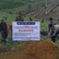 Pemasangan plang agar tidak menggarap hutan di Jorong Pigogah Air Bangis, Kecamatan Sungai Beremas, Selasa (15/8/2023). (Diskominfo Pasbar)