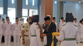 pemasangan kendit kepada perwakilan anggota pasukan Paskibraka Kota Padang. (Diskominfo Padang)