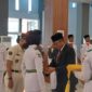 pemasangan kendit kepada perwakilan anggota pasukan Paskibraka Kota Padang. (Diskominfo Padang)