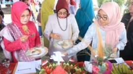 Suasana penilaian lomba menghias tumpeng dalam rangka memeriahkan HUT ke-78 RI di Nagari Lingkuang Aur, Jambak, Pasbar, Kamis (17/8/2023). (Diskominfo Pasbar)