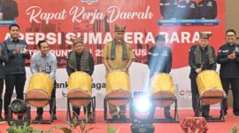 Gubernur Sumbar Mahyeldi membuka Rakerda DPD Apersi Sumbar di Hotel Trumtum, Kota Padang. (Adpsb) 
