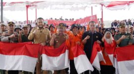 Peluncuran Gerakan Nasional Pembagian 10 Juta Bendera Merah Putih di Lapangan Khatib Sulaiman Bancalaweh, Padang Panjang, Senin (14/8/2023). (Pemko Padang Panjang)