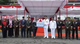 Wali Kota Padang Panjang Fadly Amran menerima dana CSR dari Kepala Kantor Cabang Bank Nagari Kota Padang Panjang, Imelda Angreini, Kamis (18/8/2023). (Diskominfo Padang Panjang)