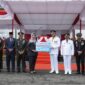 Wali Kota Padang Panjang Fadly Amran menerima dana CSR dari Kepala Kantor Cabang Bank Nagari Kota Padang Panjang, Imelda Angreini, Kamis (18/8/2023). (Diskominfo Padang Panjang)