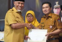 Wakil Wali Kota  Padang Ekos Albar menerima DJPb Award dari Gubernur Sumbar Mahyeldi. (Humas Pemko Padang)