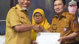 Wakil Wali Kota  Padang Ekos Albar menerima DJPb Award dari Gubernur Sumbar Mahyeldi. (Humas Pemko Padang)