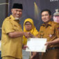 Wakil Wali Kota  Padang Ekos Albar menerima DJPb Award dari Gubernur Sumbar Mahyeldi. (Humas Pemko Padang)