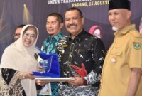 Wakil Walikota Pariaman, Mardison menerima DJPb Award 2023, Selasa (15/8/2023). (Diskominfo Pariaman)