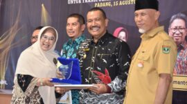 Wakil Walikota Pariaman, Mardison menerima DJPb Award 2023, Selasa (15/8/2023). (Diskominfo Pariaman)