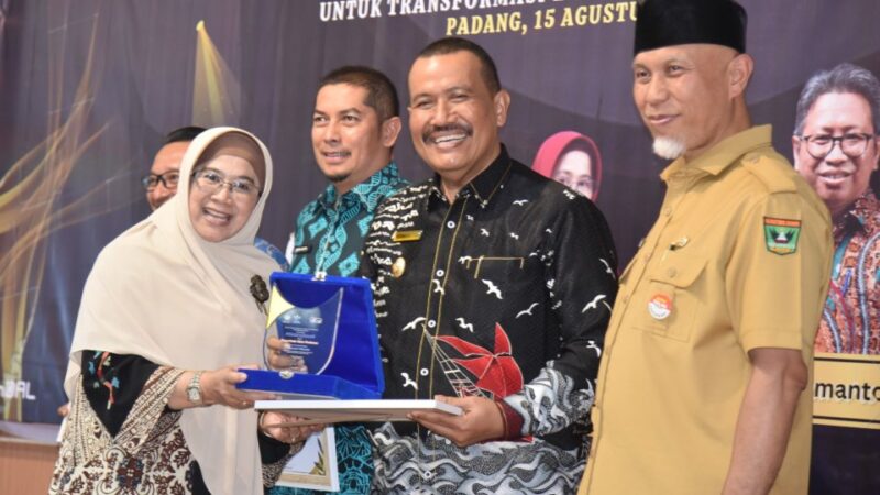 Wakil Walikota Pariaman, Mardison menerima DJPb Award 2023, Selasa (15/8/2023). (Diskominfo Pariaman)