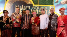 Gubernur Sumbar Mahyeldi bersama kepala daerah penerima penghargaan ADWI 2023. (adpsb)