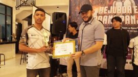 Wali Kota Padang Panjang Fadly Amran (kanan) menyerahkan hadiah kepada pemenang lomba. (Diskominfo Padang Panjang) 