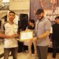 Wali Kota Padang Panjang Fadly Amran (kanan) menyerahkan hadiah kepada pemenang lomba. (Diskominfo Padang Panjang) 