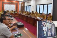 Wako Pariaman Genius Umar dan jajaran saat zoom meeting bersama Gebu Minang dan Indo Jalito Peduli, Senin (14/8/2023). (Diskominfo Pariaman)