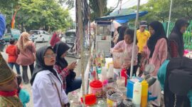 Pawai yang digelar Pemko Padang Panjang membuat pedagang ketiban berkah. (Diskominfo Padang Panjang)
