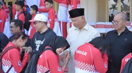 Gubernur Sumbar Mahyeldi melepas kontingen Popnas Sumbar di halaman Istana Gubernur. (adpsb)
