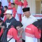 Gubernur Sumbar Mahyeldi melepas kontingen Popnas Sumbar di halaman Istana Gubernur. (adpsb)
