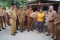Wali Kota Padang Hendri Septa menyerahkan bantuan UEP kepada warga di Kecamatan Bungus Teluk Kabung. (Prokopim Padang)