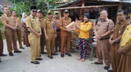 Wali Kota Padang Hendri Septa menyerahkan bantuan UEP kepada warga di Kecamatan Bungus Teluk Kabung. (Prokopim Padang)