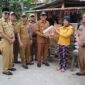 Wali Kota Padang Hendri Septa menyerahkan bantuan UEP kepada warga di Kecamatan Bungus Teluk Kabung. (Prokopim Padang)