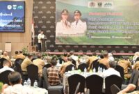 Gubernur Sumbar Mahyeldi memberikan sambutan dan arahan saat Lokakarya Nasional yang digelar Dishut Sumbar dan Komunitas Konservasi Indonesia (KKI) Warsi di Hotel Premiere Padang. (adpsb)  