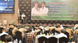 Gubernur Sumbar Mahyeldi memberikan sambutan dan arahan saat Lokakarya Nasional yang digelar Dishut Sumbar dan Komunitas Konservasi Indonesia (KKI) Warsi di Hotel Premiere Padang. (adpsb)  