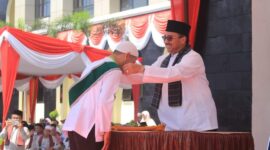 Bupati Pasaman Benny Utama saat wisuda tahfiz Al Quran. (Diskominfo Pasaman)