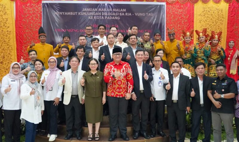 Pemko Padang menyambut kedatangan delegasi Propinsi Provinsi Ba Ria Vung Tau di Palanta Rumah Dinas Wali Kota. (Prokopim Padang)