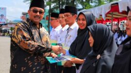 Bupati Pasaman Benny Utama menyerahkan secara simbolis SK kepada perwakilan PPPK