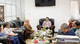 Sekda Padang Panjang Sonny Budaya Putra menerima kunjungan Kepala Bulog Bukittinggi Sri Wahyuni di ruang kerjanya. (Diskominfo Padang Panjang)