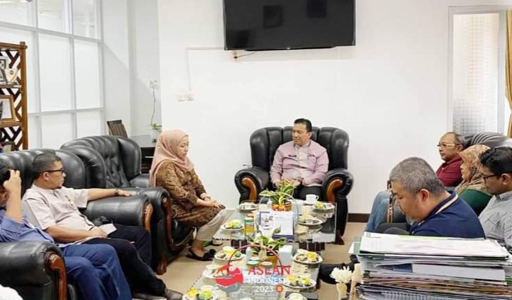 Sekda Padang Panjang Sonny Budaya Putra menerima kunjungan Kepala Bulog Bukittinggi Sri Wahyuni di ruang kerjanya. (Diskominfo Padang Panjang)