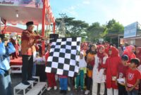 Wali Kota Padang Hendri Septa membuka kegiatan jalan santai warga di Kelurahan Simpang Haru, Minggu (27/8/2023). (Prokopim Padang)