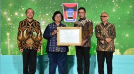 Wakil Wali Kota Padang Ekos Albar menerima penghargaan Nirwasita Tantra 2023. (DLH Padang)