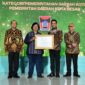 Wakil Wali Kota Padang Ekos Albar menerima penghargaan Nirwasita Tantra 2023. (DLH Padang)