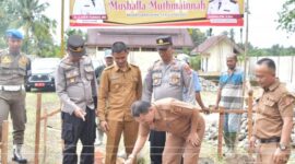 Peletakan batu pertama pembangunan Mushala Nurul Muthmainnah, Nagari Garagahan, Kecamatan Lubuk Basung, Kabupaten Agam, Senin (14/8/2023). (AMC Agam)
