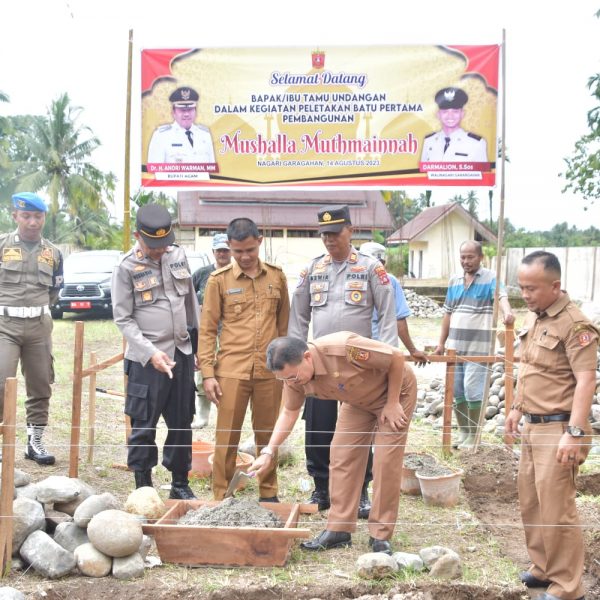 Peletakan batu pertama pembangunan Mushala Nurul Muthmainnah, Nagari Garagahan, Kecamatan Lubuk Basung, Kabupaten Agam, Senin (14/8/2023). (AMC Agam)