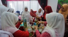 Ibu-ibu pengurus GOW Pasbar mendapat pelatihan mengolah limbah rumah tangga menjadi eco enzyme. (Diskominfo Pasbar)