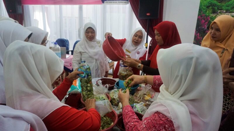 Ibu-ibu pengurus GOW Pasbar mendapat pelatihan mengolah limbah rumah tangga menjadi eco enzyme. (Diskominfo Pasbar)