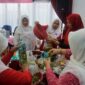 Ibu-ibu pengurus GOW Pasbar mendapat pelatihan mengolah limbah rumah tangga menjadi eco enzyme. (Diskominfo Pasbar)