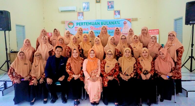 Acara pertemuan bulanan DWP Pasbar di Aula Kantor DPPKBP3A, Jumat (25/8/2023). (Diskominfo Pasbar)
