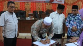 Penandatanganan nota kesepakatan KUA PPAS APBD 2024 pada rapat paripurna DPRD Pasbar. (Diskominfo Pasbar) 